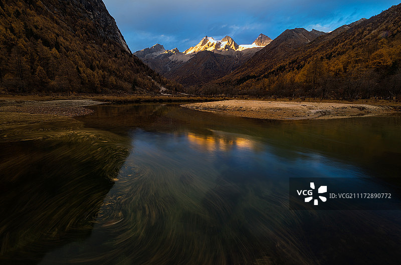 四姑娘山长坪沟骆驼峰倒影图片素材