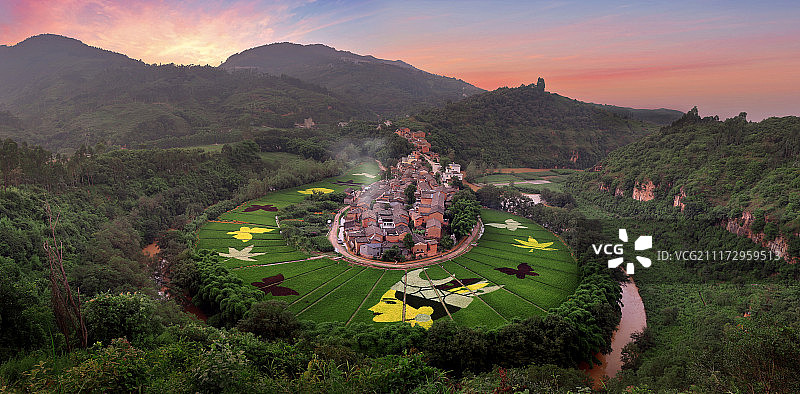 云南夕阳下的彩色稻田与村庄图片素材