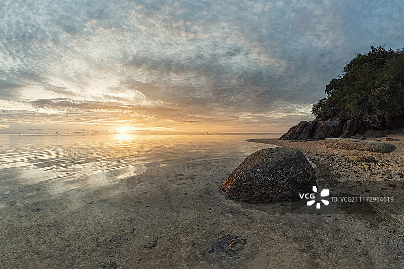 海滩岩石与日落图片素材