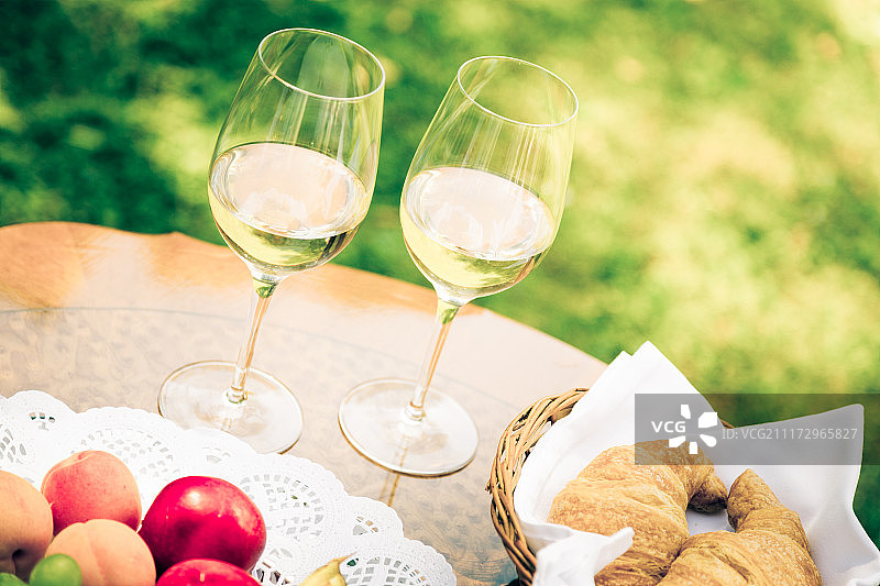 桌上的白葡萄酒杯图片素材