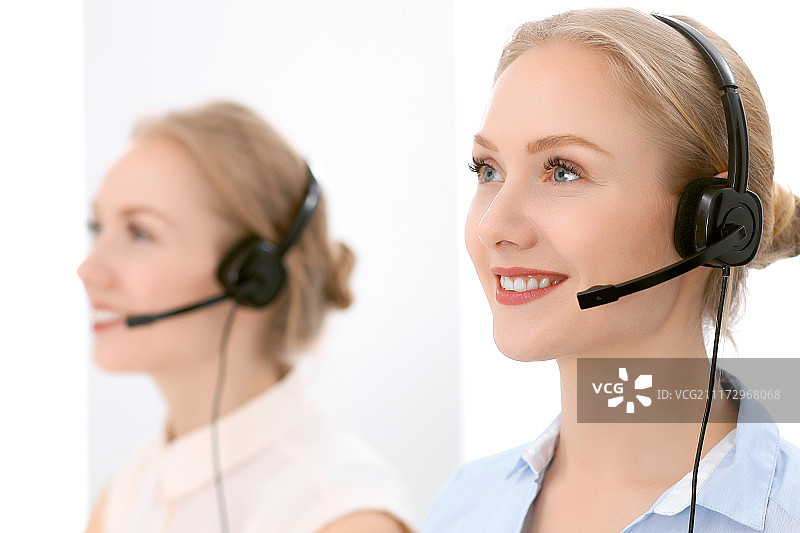 专注耳麦美女的金发呼叫中心坐席图片素材