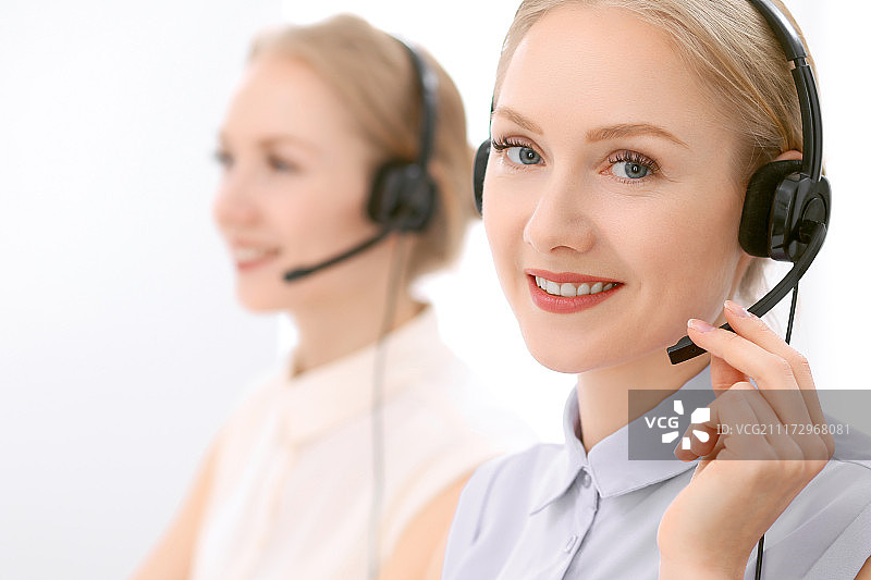 专注耳麦美女的金发呼叫中心坐席图片素材