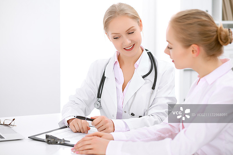 医生和病人坐在桌前图片素材