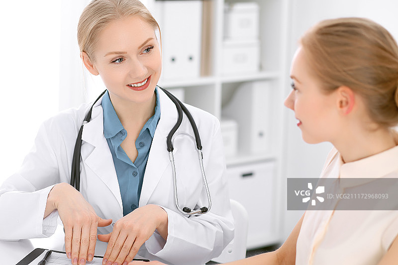 医生和病人坐在桌前图片素材