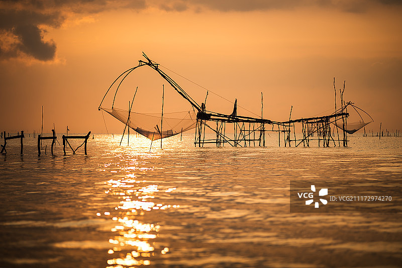 日出时分捕鱼的剪影图片素材