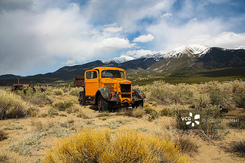 损毁的卡车图片素材