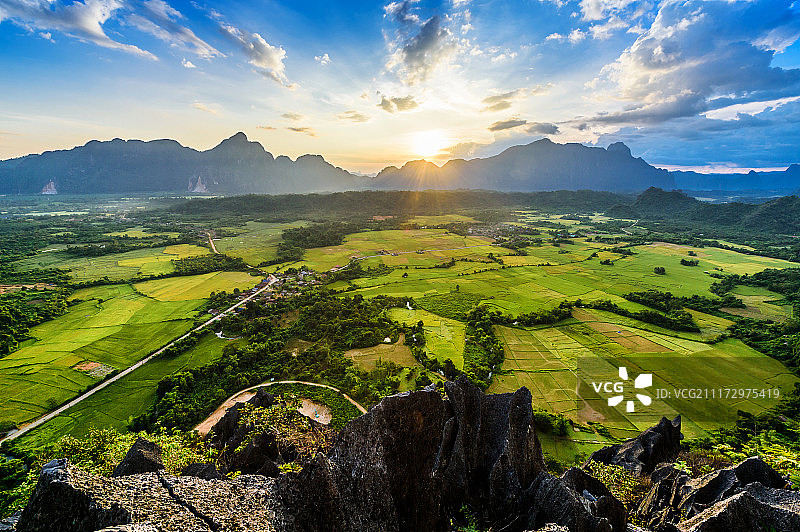 万荣的著名观景点，帕恩山和绿色稻田图片素材