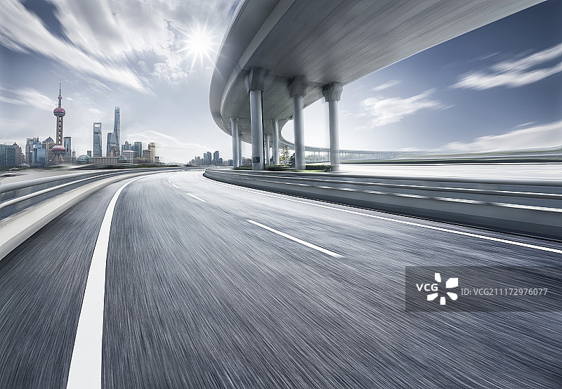 上海天际线与现代道路图片素材
