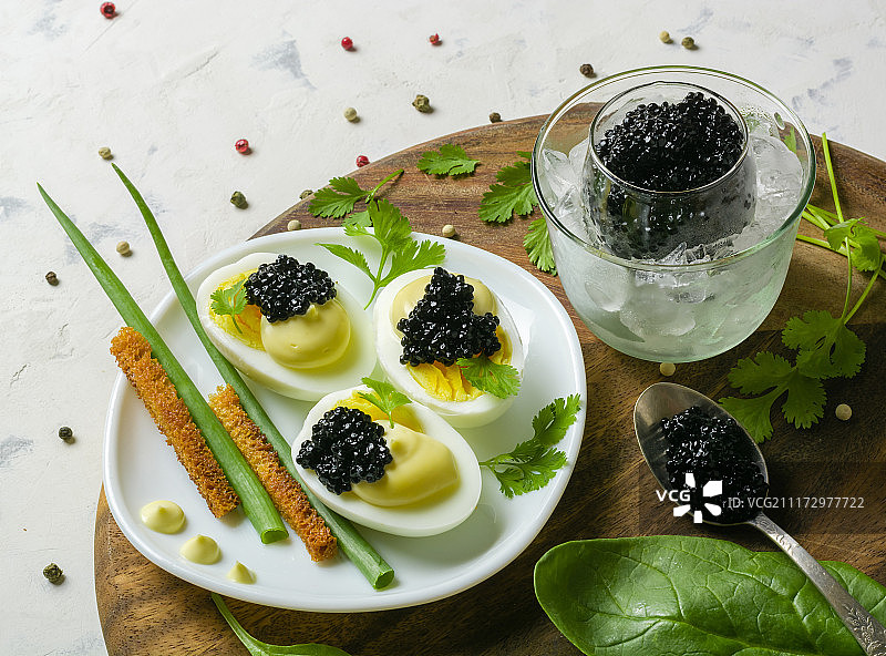 鸡蛋、白酱和黑色鱼子酱开胃菜图片素材