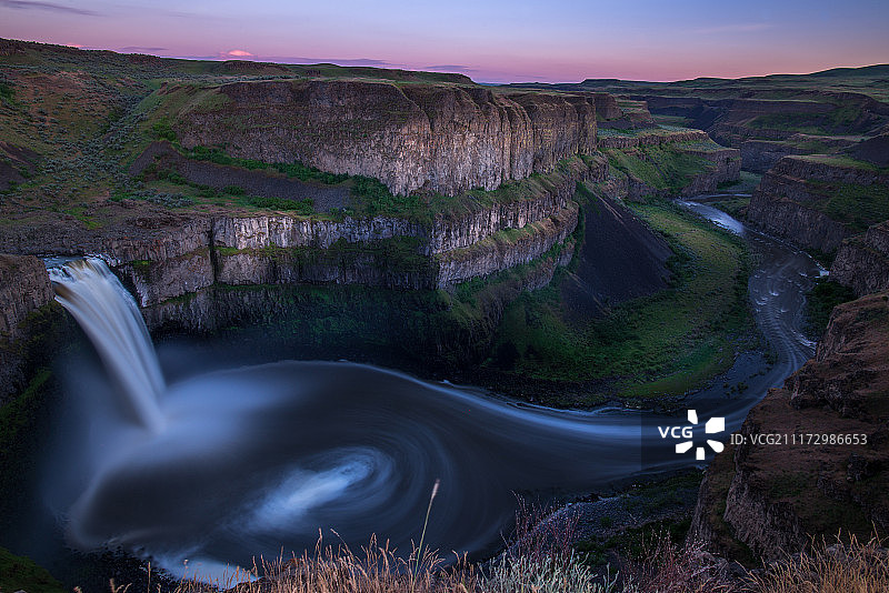 瀑布和悬崖风光图片素材