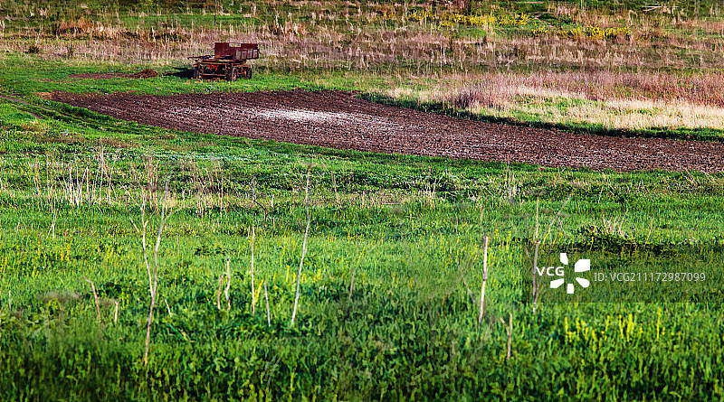 乡村风景与耕地和草地图片素材