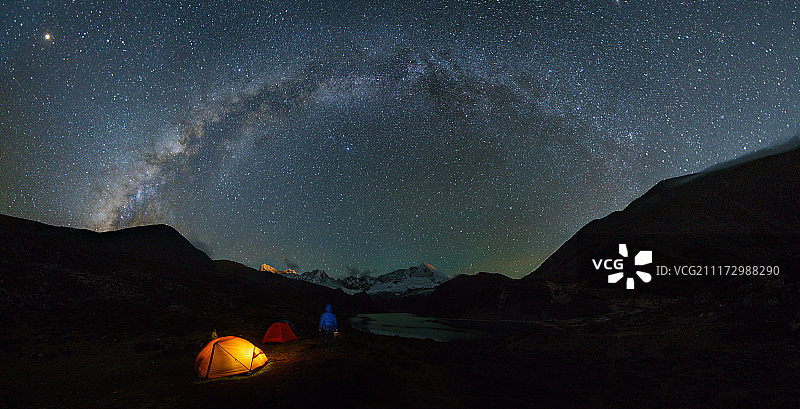 西藏白马林错的银河拱桥和月照金山图片素材