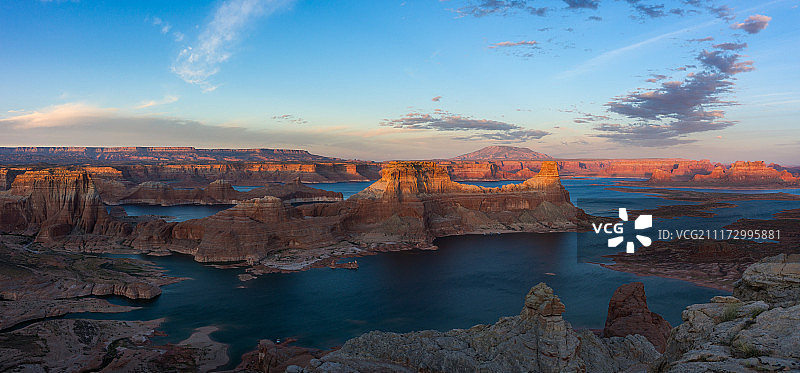 日落时分的鲍威尔湖图片素材