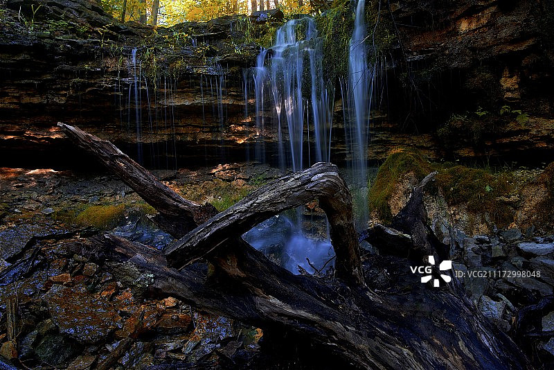 清晨瀑布图片素材