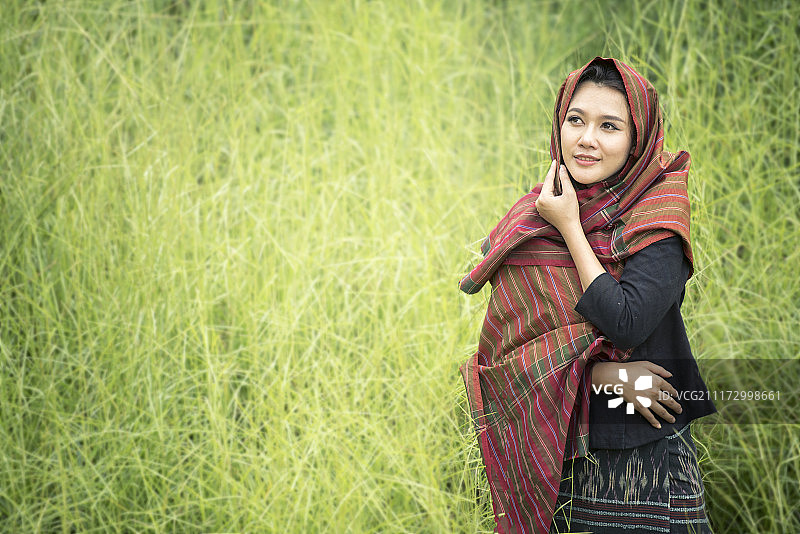 涂有塔纳卡粉的缅甸年轻女农民的肖像图片素材