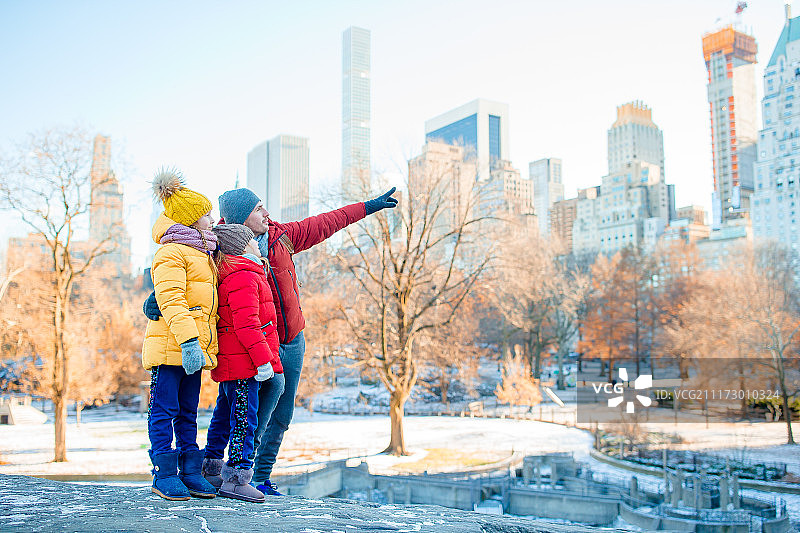 在纽约中央公园度假的父亲和孩子们图片素材