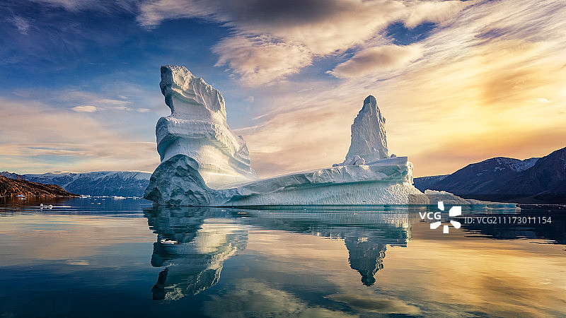 日落时水中的冰山图片素材