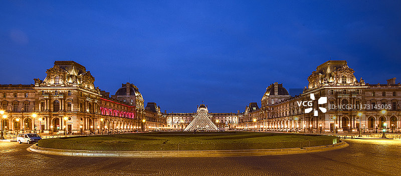 巴黎卢浮宫建筑夜景图片素材