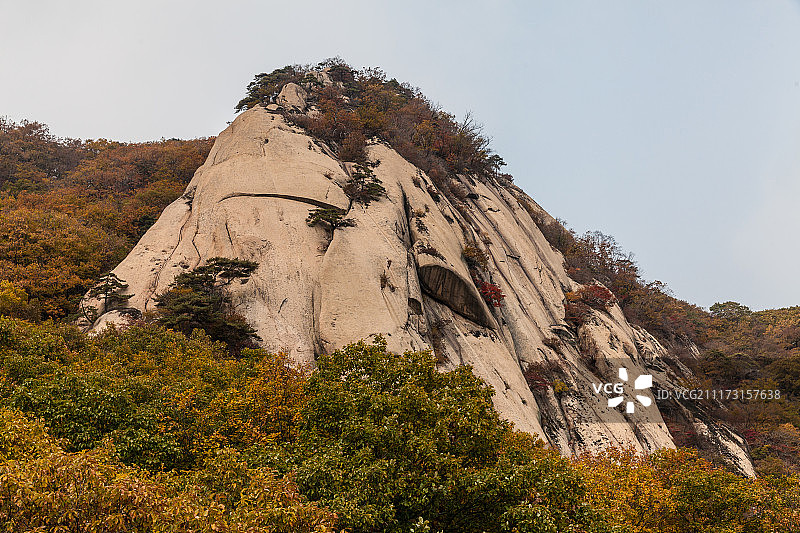 中国辽宁丹东凤凰山秋季五彩森林红叶悬崖峭壁风光图片素材