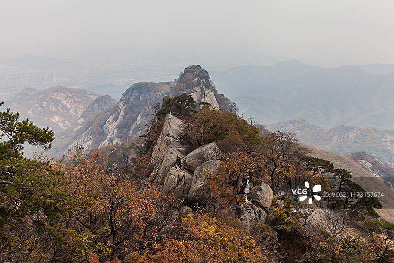 中国辽宁丹东凤凰山秋季五彩森林红叶悬崖峭壁风光图片素材