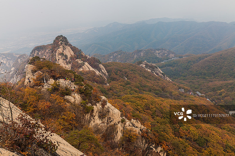 中国辽宁丹东凤凰山秋季五彩森林红叶悬崖峭壁风光图片素材