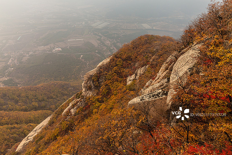 中国辽宁丹东凤凰山秋季五彩森林红叶悬崖峭壁风光图片素材