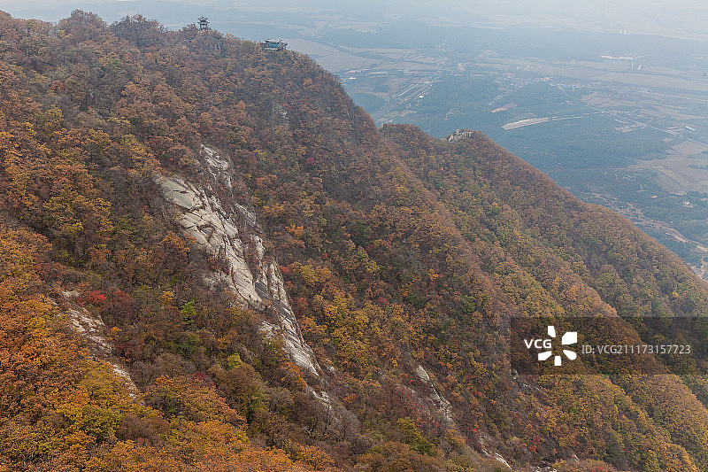 中国辽宁丹东凤凰山秋季五彩森林红叶悬崖峭壁风光图片素材
