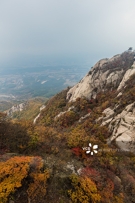 中国辽宁丹东凤凰山秋季五彩森林红叶悬崖峭壁风光图片素材