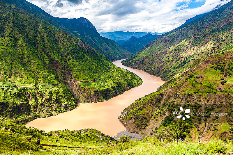 山谷中的金沙江图片素材