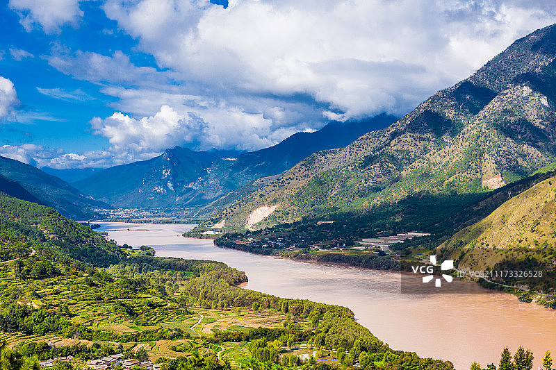 山谷中的金沙江图片素材