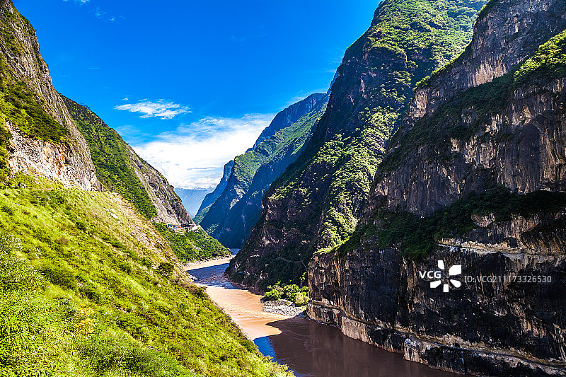 山谷中的金沙江图片素材