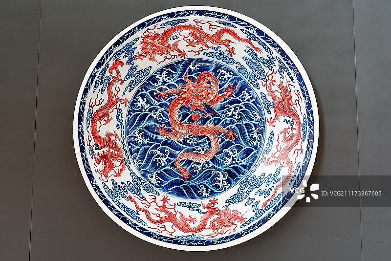 清雍正青花红彩波涛云龙纹大盘图片素材