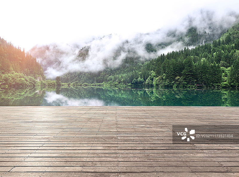 九寨沟自然风光背景的木质平台图片素材