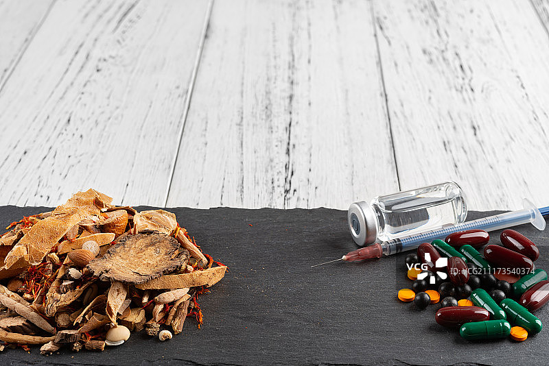 影棚拍摄多种中药及西药置于两侧带留白图片素材