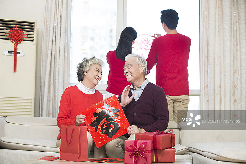 快乐一家人过新年图片素材