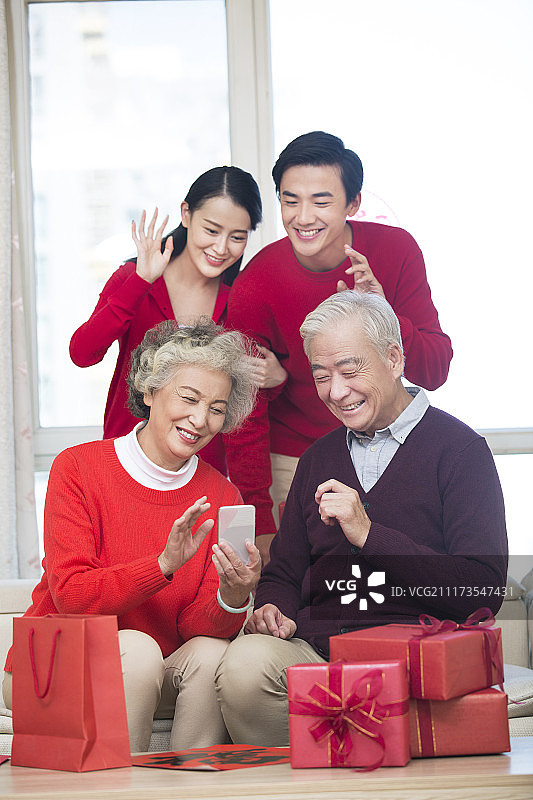 快乐一家人过新年图片素材