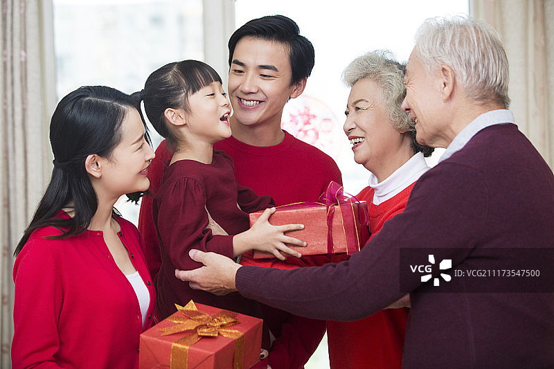 快乐一家人过新年图片素材