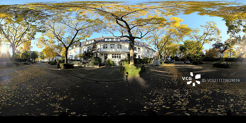秋季沥青路旁的郊区公寓图片素材