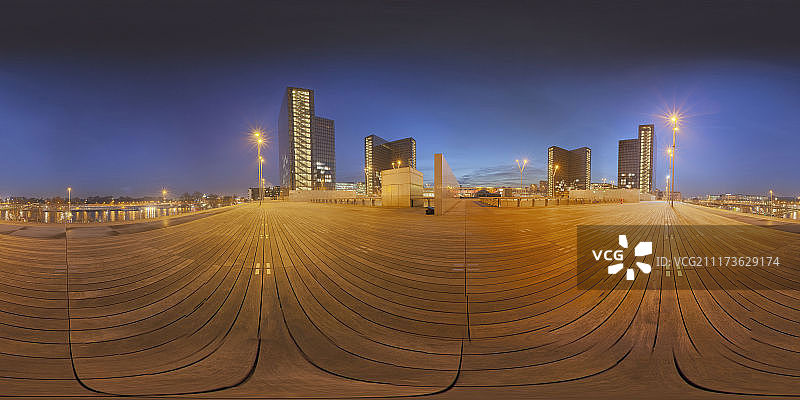 暮色下高楼前的木制平台图片素材