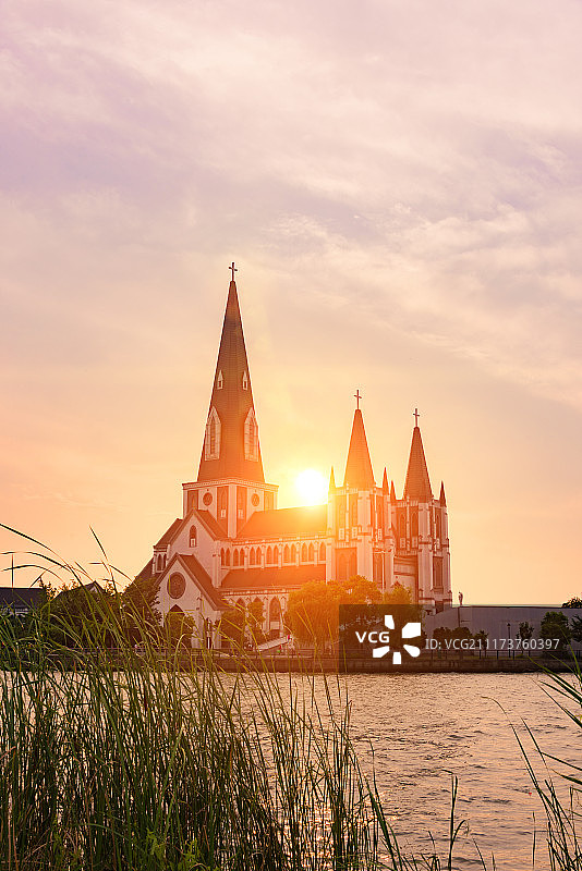 日落时分的滨水教堂风光图片素材