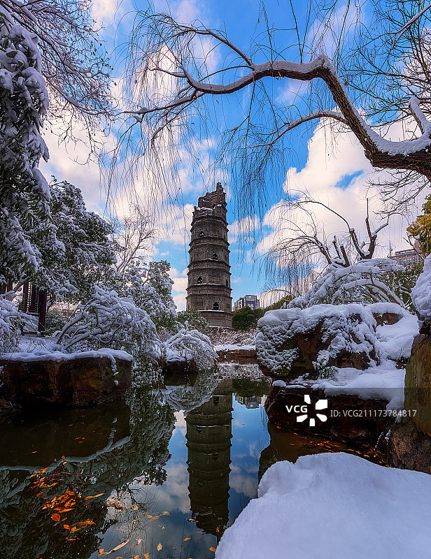 雪色残塔图片素材