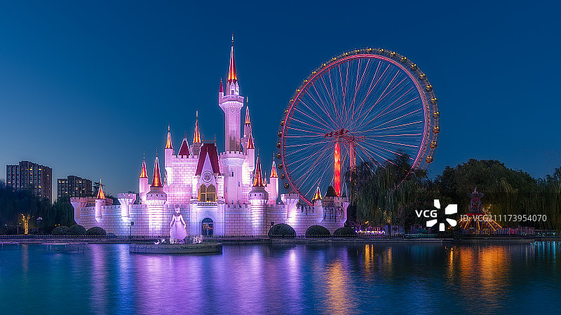 城堡游乐园夜景图片素材