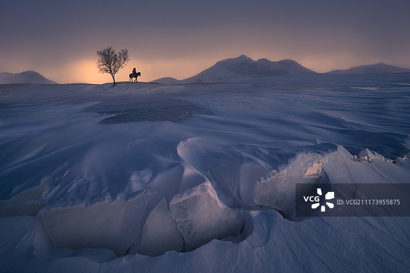 雪中冬季草原上的牧马人图片素材