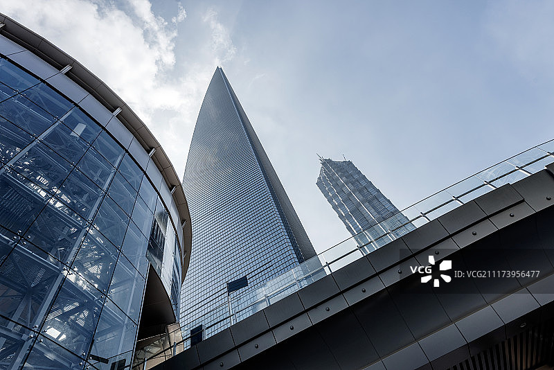 蓝天白云下的摩天大楼外部背景图片素材