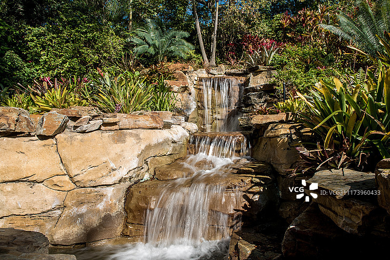 正规花园中的瀑布景观图片素材