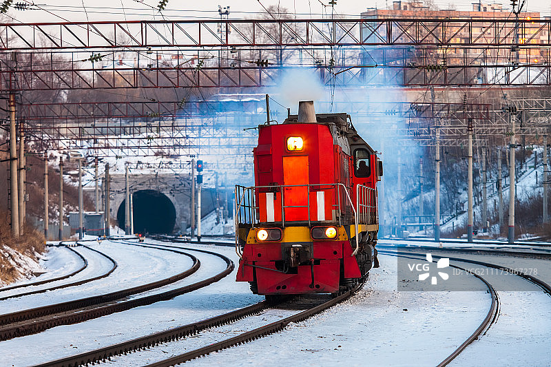 铁路上的红色柴油调车机车图片素材