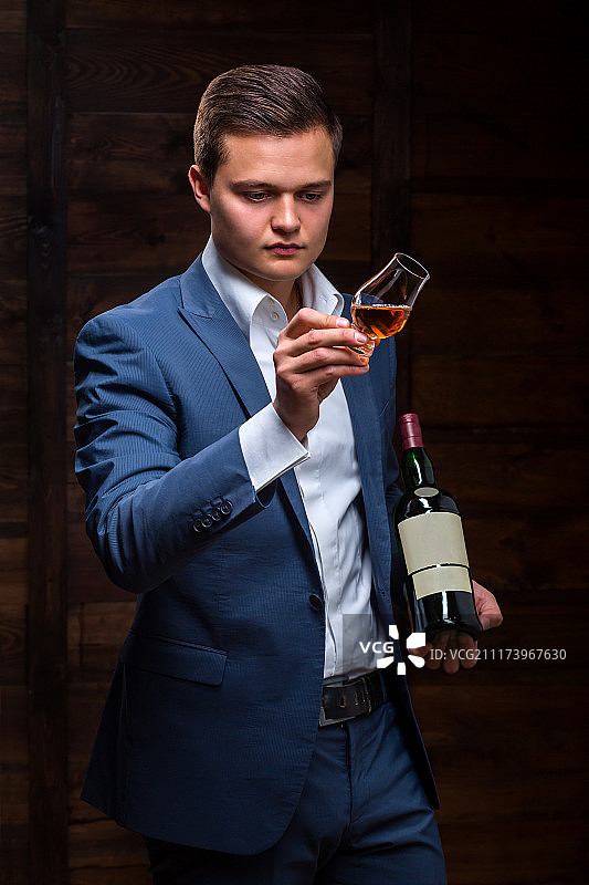 侍酒师品尝红酒图片素材