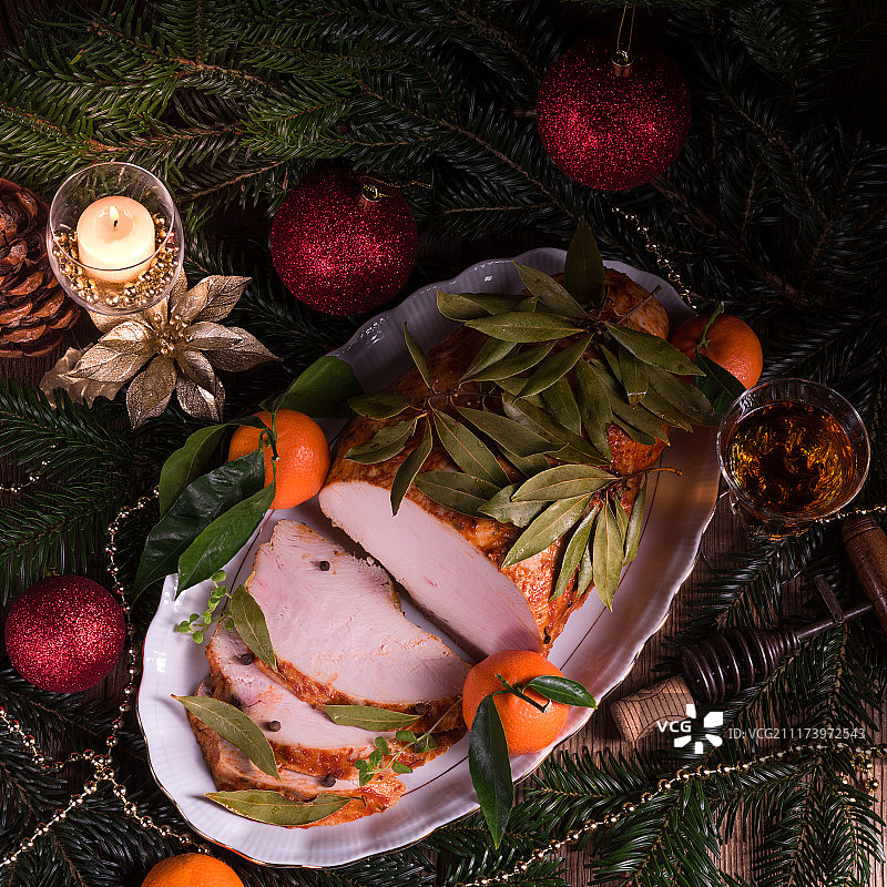 芳香烤火鸡配风味腌料和月桂叶图片素材