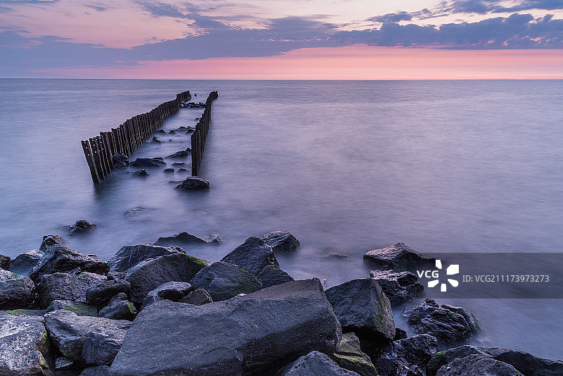 岩石海岸的宁静海景图片素材