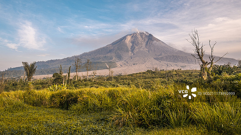 印度尼西亚锡纳朋火山图片素材